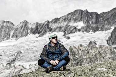 Alpinist barış ve yalnızlık İsviçre Alpleri'nde sahiptir