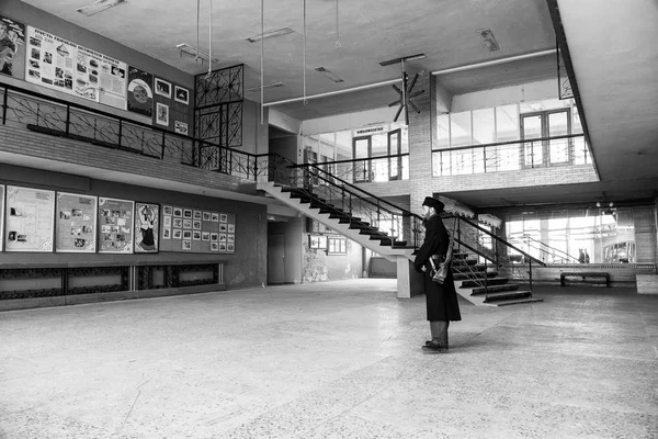 PYRAMIDEN, NORVÈGE - 25 juin 2015 : À l'intérieur du bâtiment en ruine — Photo