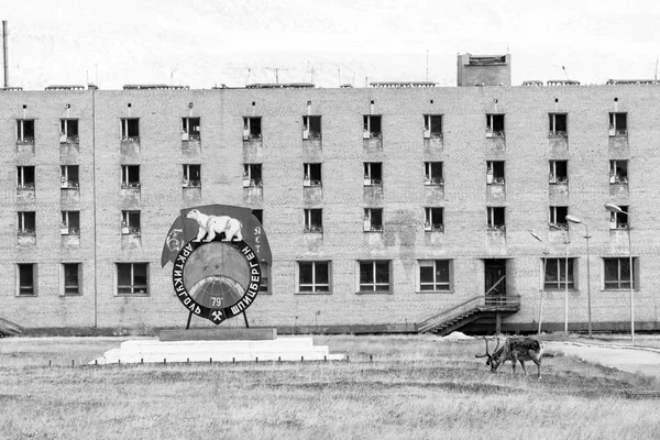 PYRAMIDEN, NORUEGA - 25 de junio de 2015: Exterior del edificio en ruinas — Foto de Stock