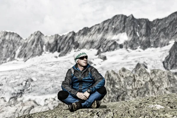 Alpinista disfruta de la paz y la soledad en los Alpes suizos —  Fotos de Stock