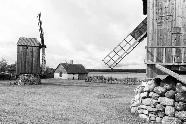 Traditionelle hölzerne Windmühlen auf der Insel Saaremaa, Estland — Stockfoto