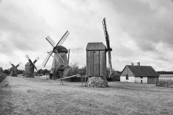Traditionelle hölzerne Windmühlen auf der Insel Saaremaa, Estland — Stockfoto