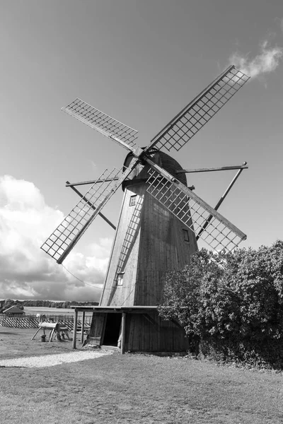 Alte Windmühle im angla heritage culture center. eine Windmühle im holländischen Stil — Stockfoto