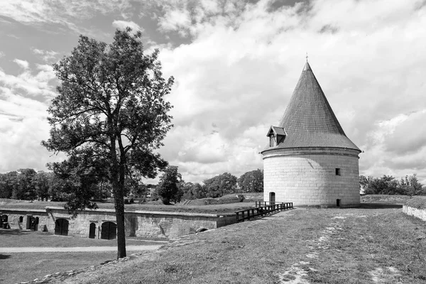 Castelo de Kuressaare e sua torre. Dia ensolarado de verão. Ilha de Saaremaa — Fotografia de Stock