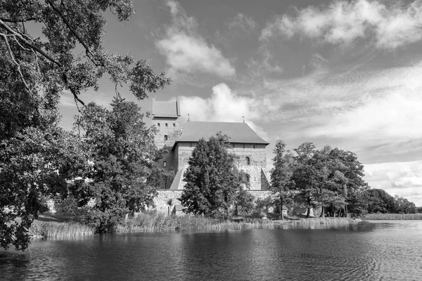 Castelo de Trakai, em uma ilha no Lago Galve, na Lituânia — Fotografia de Stock