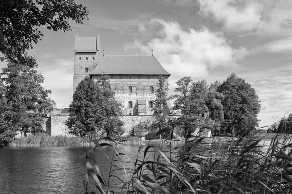 Castelo de Trakai, em uma ilha no Lago Galve, na Lituânia — Fotografia de Stock