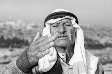 Jerusalem, İsrail - Aralık 2016: Arap adam dalga barış için