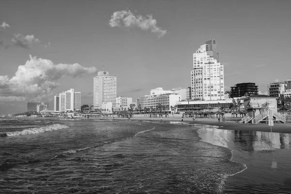 TEL AVIV, ISRAEL - 26 de diciembre de 2016: Tel-Aviv frente al mar: playa —  Fotos de Stock