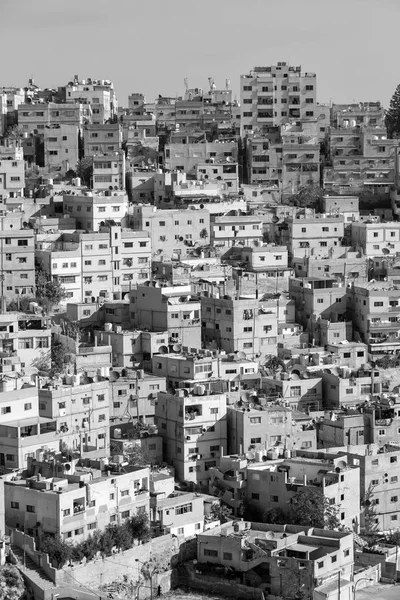 Typický pohled na město Ammán, Jordánsko (White City) (černobílý tisk) — Stock fotografie