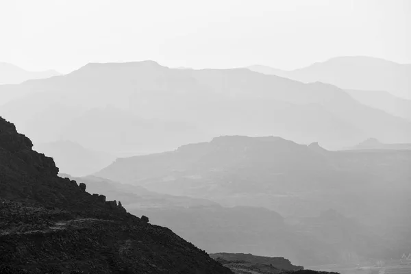 A Holt-tenger és a hegyek, Jordánia (fekete-fehér) — Stock Fotó