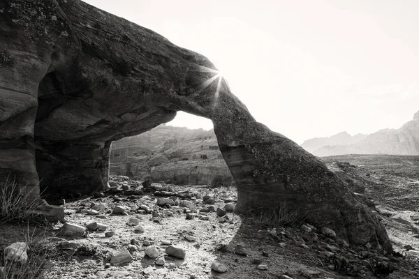 Arco de piedra en el valle de Petra, Jordania (monocromo ) — Foto de Stock