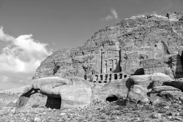 骨壷、シルクの墓とロイヤルの墓、ペトラ、ヨルダン (モノクロ) — ストック写真