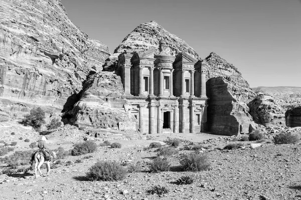 El Monasterio Al Deir en Petra, Jordania (monocromo ) — Foto de Stock