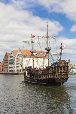 Danzig, Polonya - 7 Temmuz 2016: Cruise eski bir gemi Motlawa Nehri