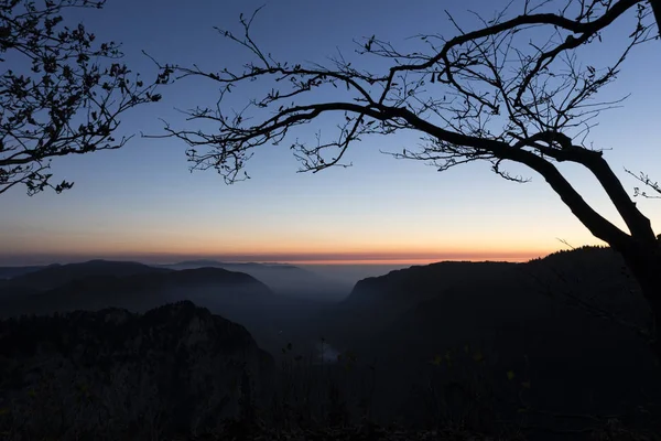 Creux-du-Van or Creux du Van: Rocky Gorge before sunrise — Stockfoto