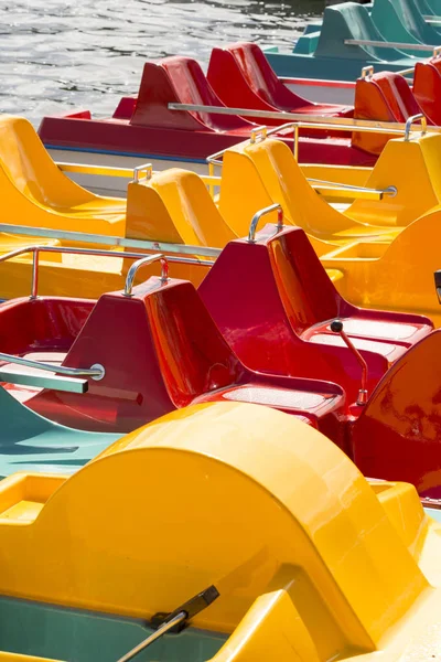 Colored pedalos on a lake are waiting for tourists — Stock Photo, Image