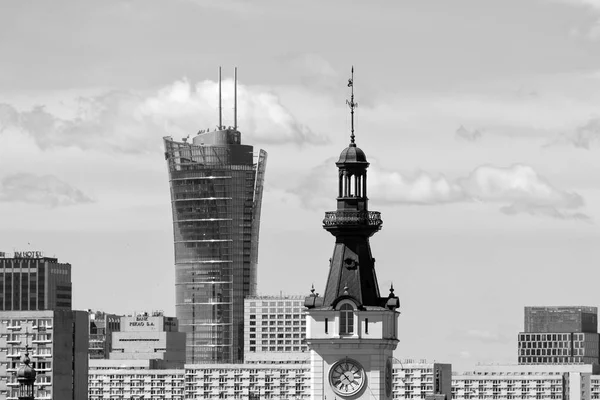 Varsovia, Polonia 21 de julio de 2016: Antigua torre del reloj y rascacielos — Foto de Stock