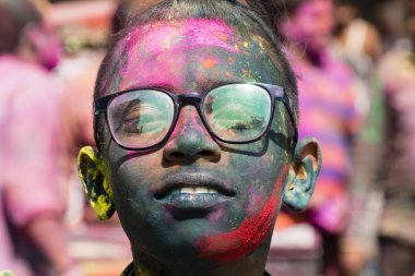New Delhi, Hindistan, 3 Mart 2017: Ünlü Holi festival kutluyor bir genç portresi