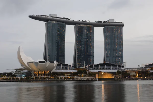 СИНГАПУР, 9 декабря 2017 года: Новый курорт Marina Bay Sands в Сингапуре — стоковое фото