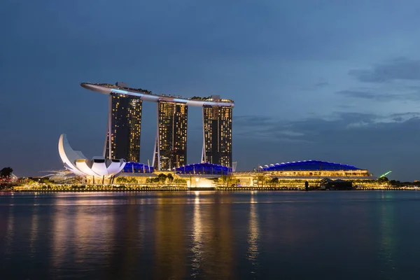 2017 年 12 月 9 日、シンガポール: シンガポールの新しいマリーナ ベイ サンズ リゾート — ストック写真