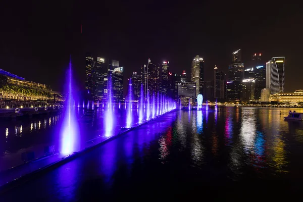 マリーナ湾のウォーター フロントにシンガポール、2017 年 12 月 15 日: 美しい lightshow — ストック写真