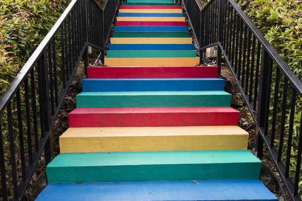 Gökkuşağı renkleri arka planda boyalı merdivenler