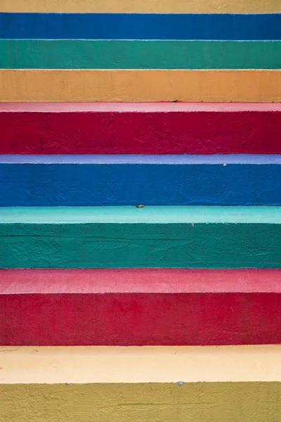 Escaleras pintadas en color arco iris fondo —  Fotos de Stock