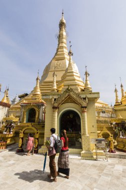 Yangon, Myanmar, 25 Aralık 2017: İnsanlar Sule Pagoda adlı dua gelmek