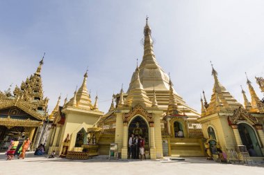 Yangon, Myanmar, 25 Aralık 2017: İnsanlar Sule Pagoda adlı dua gelmek