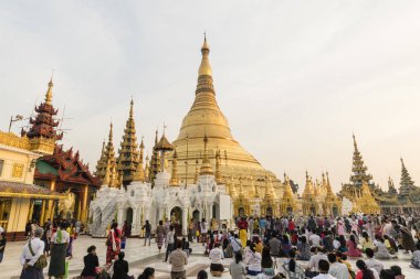 Yangon, Myanmar, 25 Aralık 2017: Altın Shwedagon Pagoda Yangon