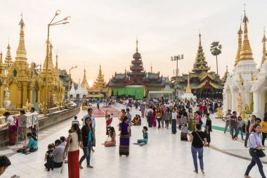 Yangon, Myanmar, 25 Aralık 2017: Altın Shwedagon Pagoda Yangon