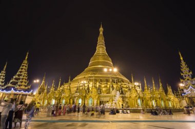 Yangon, Myanmar, 25 Aralık 2017: Shwedagon Pagoda müminler ile