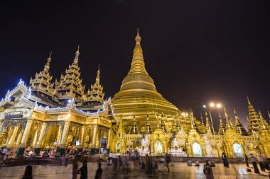 Yangon, Myanmar, 25 Aralık 2017: Shwedagon Pagoda Yangon gece içinde