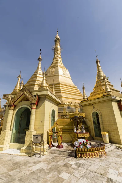 YANGON, MYANMAR, 25 de diciembre de 2017: Golden Sule Pagoda en Rangún — Foto de Stock