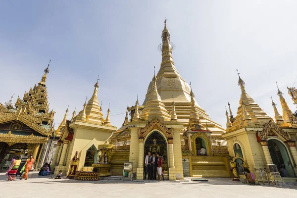 YANGON, MYANMAR, 25 de diciembre de 2017: La gente viene a orar en la pagoda Sule — Foto de Stock