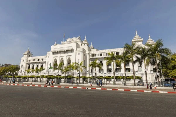 Yangon, Myanmar, Prosinec 25,2017: radnice bílý palác Yangon — Stock fotografie