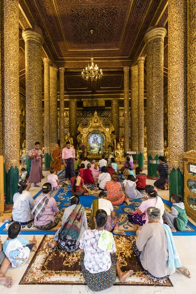 YANGON, MIANMAR, 25 de dezembro de 2017: Templo lateral com budistas — Fotografia de Stock