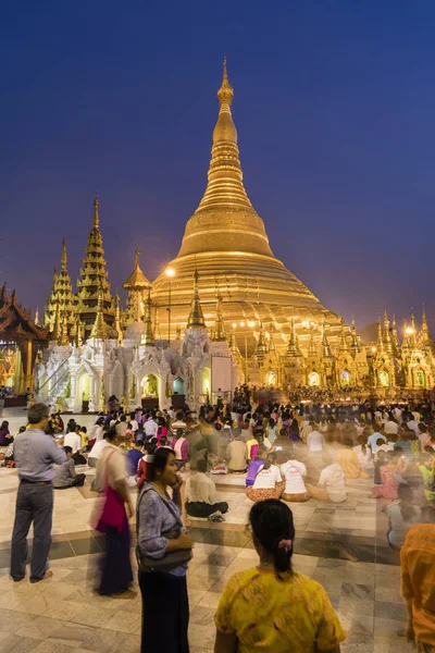 YANGON, MYANMAR, 25 de diciembre de 2017: Pagoda Shwedagon con creyentes — Foto de Stock