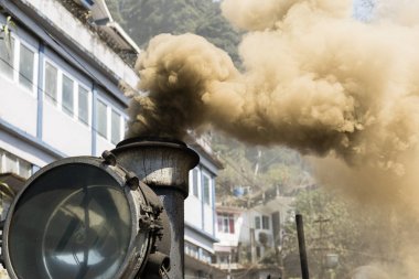 Ünlü buharlı lokomotif oyuncak tren eski lamba ile baca tütüyor