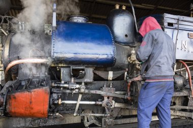 Darjeeling, Hindistan, 3 Mart 2017: Ünlü dağ demiryolu tamiri