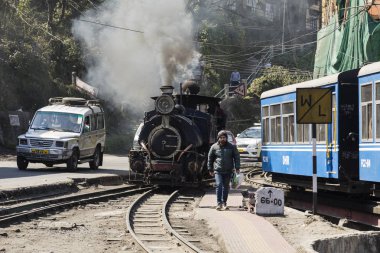 Darjeeling, Hindistan, 3 Mart 2017: Buharlı lokomotif tren istasyonunda manevra