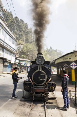 Darjeeling, Hindistan, 3 Mart 2017: Buharlı lokomotif tren istasyonunda manevra