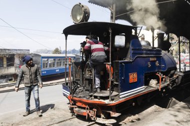 Darjeeling, Hindistan, 3 Mart 2017: Buharlı lokomotif tren istasyonunda