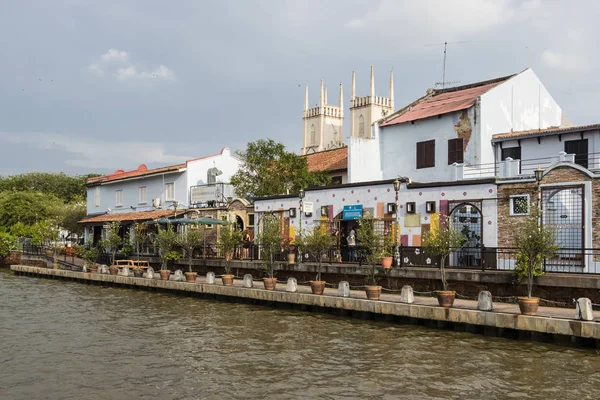 Melaka, Malesia, 11 dicembre 2017: La città vecchia di Malacca con il fiume — Foto Stock