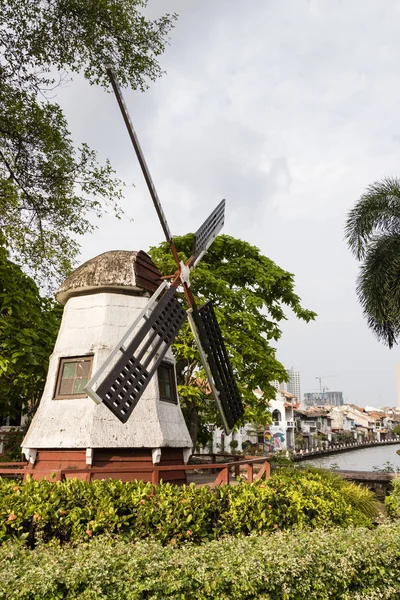 Melaka, Malásia, 11 de dezembro de 2017: A réplica do moinho de vento em Melaka — Fotografia de Stock