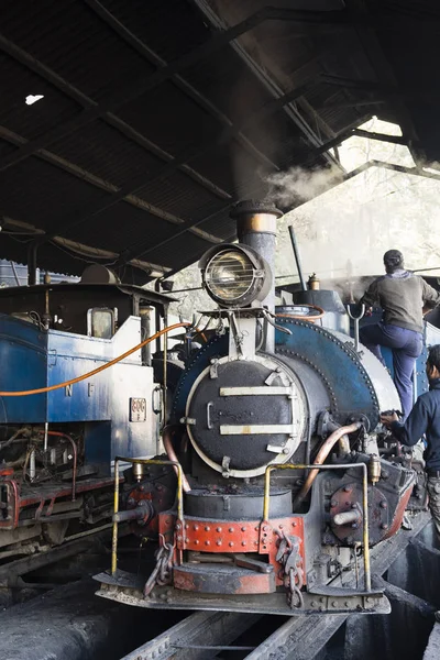 Darjeeling, India, 3 de marzo de 2017: Prepare la locomotora de vapor para el viaje a ghoom — Foto de Stock