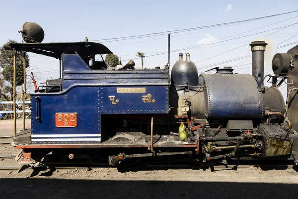 Darjeeling, Índia, 3 de março de 2017: Prepare a locomotiva a vapor para o acionamento — Fotografia de Stock