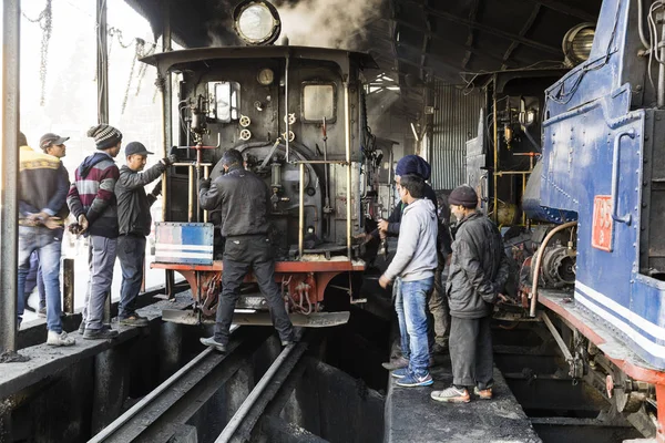 有名な登山鉄道のダージリン、インド、2017 年 3 月 3 日: 修理 — ストック写真