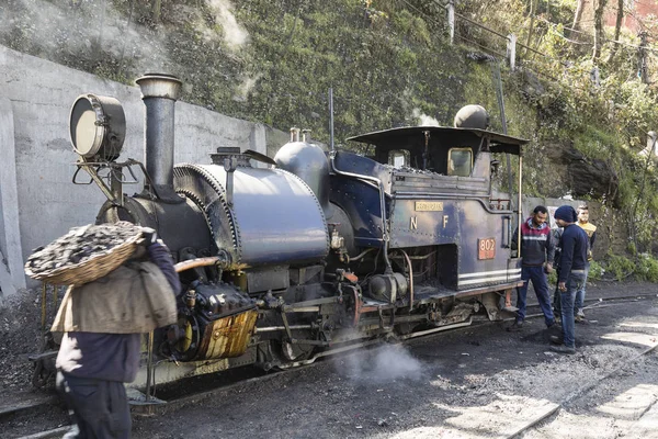 Νταρτζίλινγκ της Ινδίας, 3 Μαρτίου 2017: Θέρμανσης η ατμομηχανή ατμού και γεμίζοντας την αποθήκη άνθρακα — Φωτογραφία Αρχείου