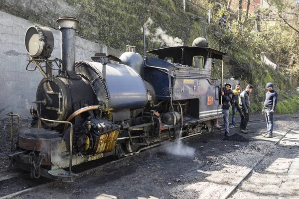 Darjeeling, India, 3 maart 2017: Verwarming van de stoomlocomotief en vullen van de bunker kolen — Stockfoto